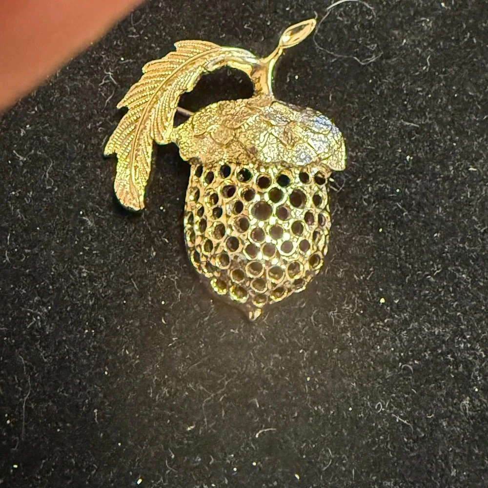 Vintage‎ Sarah Coventry Gold Tone Acorn Leaf Brooch Textured Openwork Fall Pin